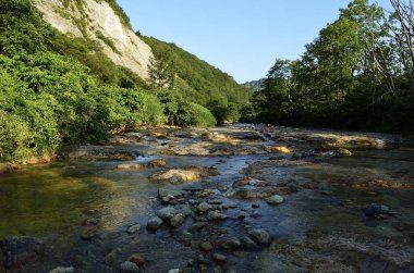  Dağlardaki kayalık nehir