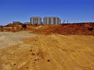 Kentteki tamamlanmamış inşaat projesinin görünümü