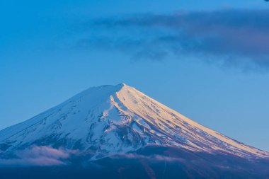 Japonya 'daki görkemli Fuji dağının güzel manzarası