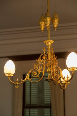 Tavanda asılı klasik bir avize.