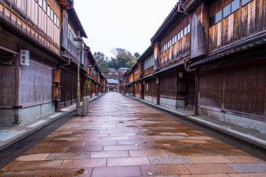 Kyoto şehrinde eski ahşap evleri olan caddede..