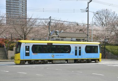 Tramvay şehrin caddesinde ilerliyor..