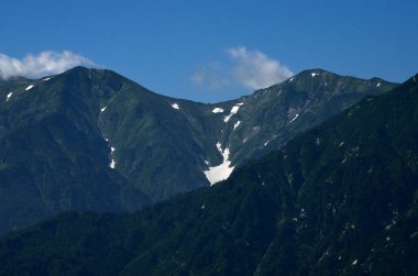 Karlı dağların güzel manzarası. Doğa yolculuğu