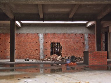 Su birikintisi olan eski tuğla fabrikasının içi.