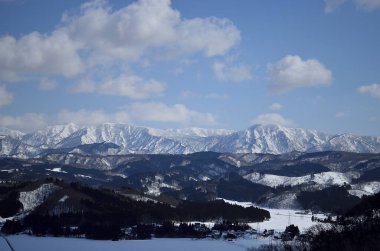 Karla kaplı güzel dağ manzarası