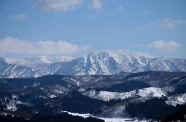 Karla kaplı güzel dağ manzarası