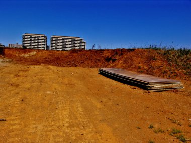 Kentteki tamamlanmamış inşaat projesinin görünümü