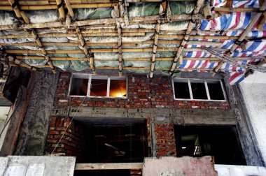 Gündüz vakti şehirde terk edilmiş eski bir binanın cephesi 