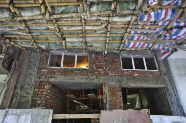 Şehirdeki eski tuğla bina, kapatın.