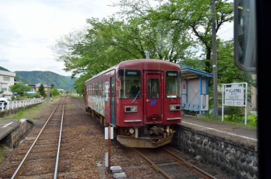 Trenden demiryolu hattına giden tren penceresinin görüntüsü.