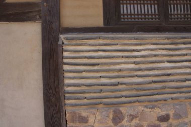 Tahta kirişli ve taşlı geleneksel Kore duvarı