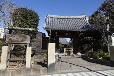 Geleneksel Japon mimari öğelerine sahip tapınak inşaatı