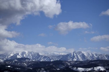 Karla kaplı güzel dağ manzarası