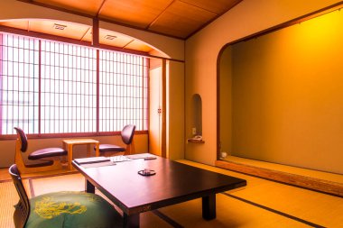 Tatami paspasları ve ahşap mobilyaların olduğu geleneksel Japon odası.
