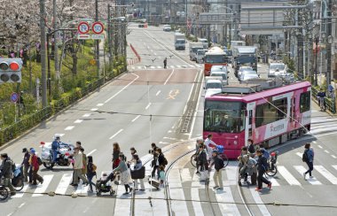 Şehir yollarında gezinen bir tramvayın sokak fotoğrafı. 