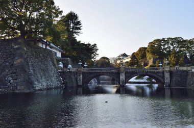 Nijubashi Köprüsü, Japonya, Tokyo 'daki İmparatorluk Sarayı' nın ünlü simgesidir.