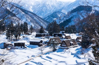 Shirakawago köyü - Japonya 'da kış manzarası. unesco Dünya Mirası