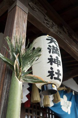 Yaz gününde geleneksel Japon tapınağı