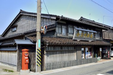 Kasabadaki geleneksel Japon evi manzarası. 