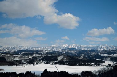 Karla kaplı güzel dağ manzarası