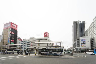 Tokyo, Japonya yolundaki yüksek bina ve arabalarla dolu modern şehir silüeti.