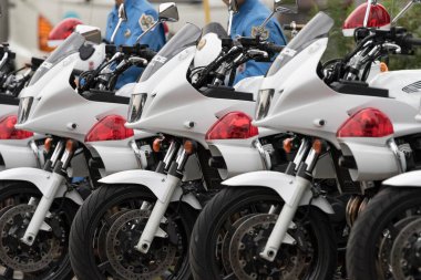 Polis motosikletleri şehirde park halinde.