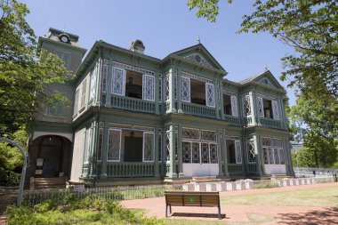 Şehirdeki tarihi binanın evi. 