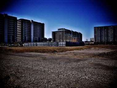 İnşaat halindeki bina mavi gökyüzü ile birlikte şehirde