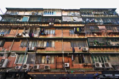 Kentsel alanda balkonları gösteren apartman cephesi