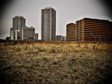 İnşaat halindeki bina mavi gökyüzü ile birlikte şehirde