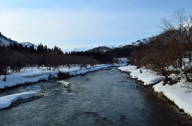 Kış mevsiminde dağ nehri olan güzel bir manzara.