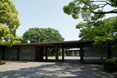 Yaz gününde geleneksel Japon tapınağı