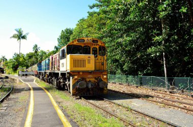 Güneşli bir günde Avustralya 'daki Kuranda Demiryolu' nda lokomotif 