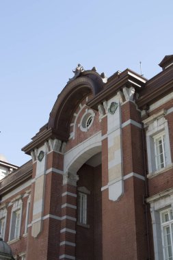 Avrupa mimarisini andıran tuğla cepheli Tokyo tren istasyonu. Japonya