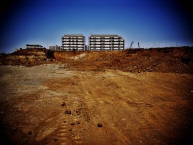 İnşaat alanında belediye binası önü açılıyor