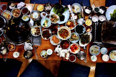 Tahta masadaki Kore yemekleri çeşitleri.