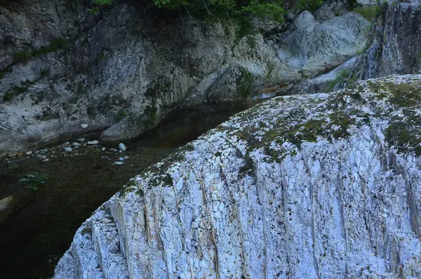 崖の間を流れる流れの美しい風景 — ストック写真