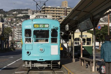 Modern yolcu treni Japonya 'da demiryolunda. 