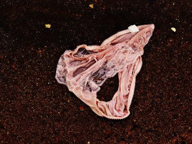 Çöpe atılmış pembe iç çamaşırları.