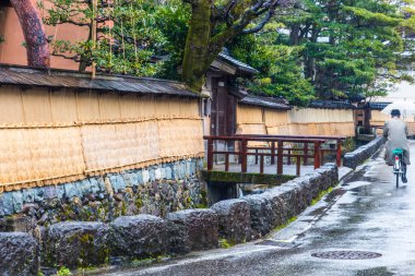 Yaz gününde geleneksel Japon tapınağı