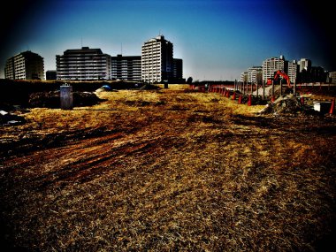 Arkasında binalar olan inşaat alanının görüntüsü 