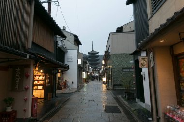 Japon şehrinin caddesindeki manzara