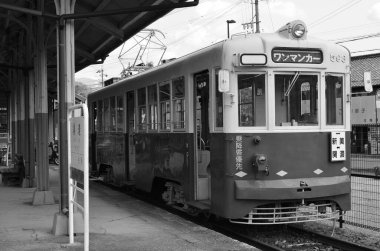 Tren demiryolunda ilerliyor.