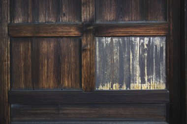 Yıpranmış ahşap kapı eski dokuları ve doğal desenleri gösteriyor.