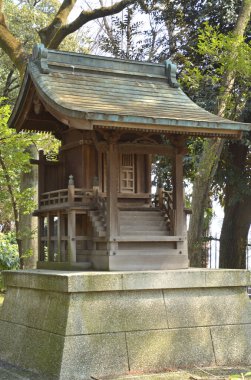 Tapınaklı eski Japon bahçesinin bahar manzarası