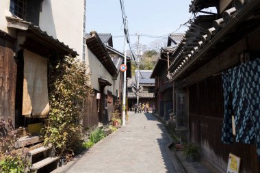 Village Caddesi 'ndeki Japon evlerinin dışında. 