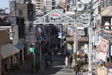 Kalabalık sokak pazarını keşfediyor