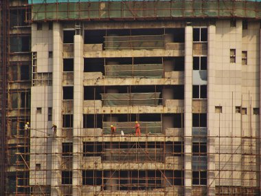 Gündüz vakti işçilerle birlikte inşaat halinde olan bina