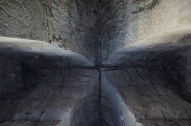 Eski taş binaların yıkıntılarının düşük açılı görüntüsü       