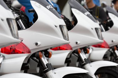 Polis motosikletleri şehirde park halinde.